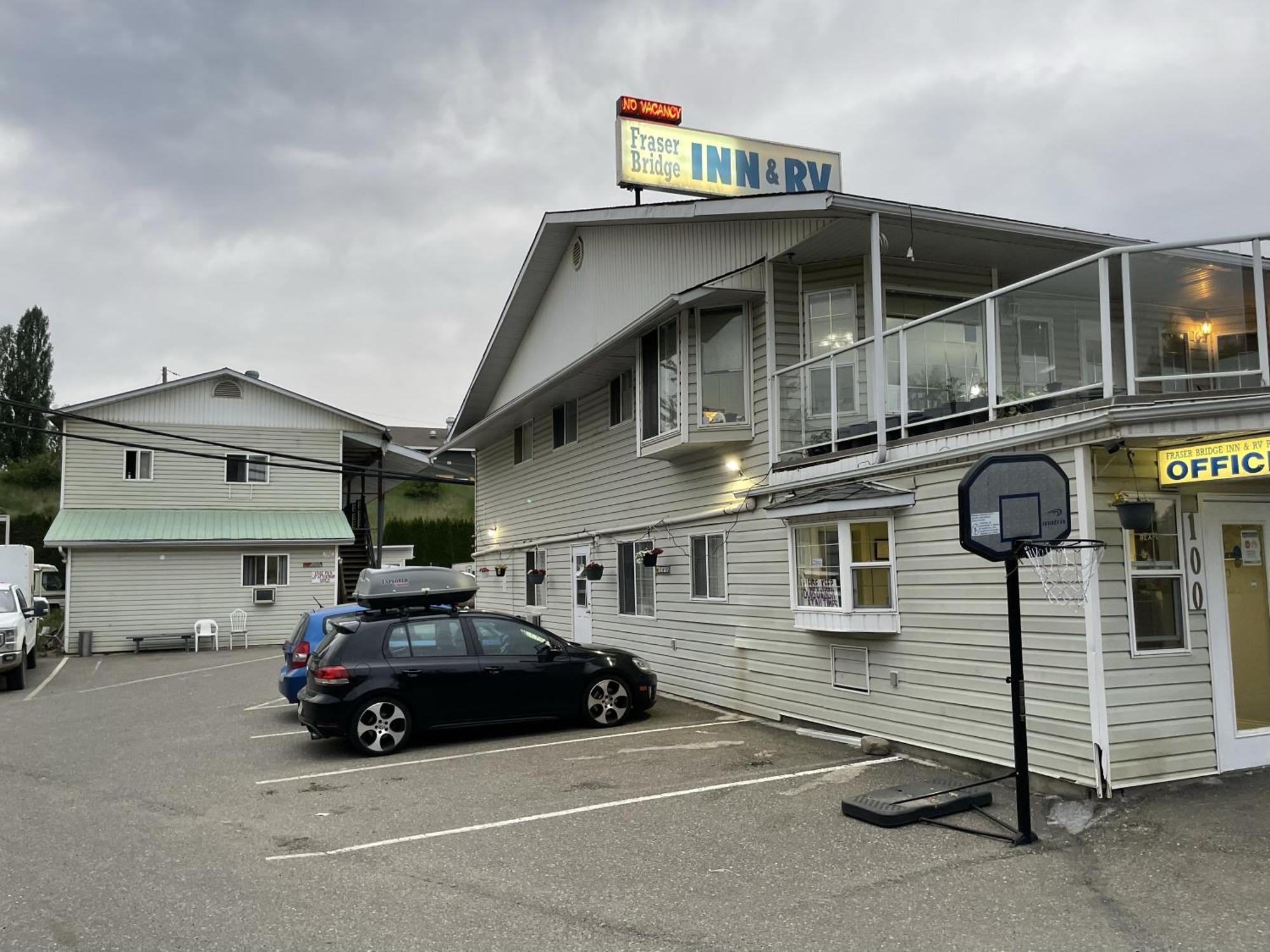 Fraser Bridge Inn Quesnel Kültér fotó