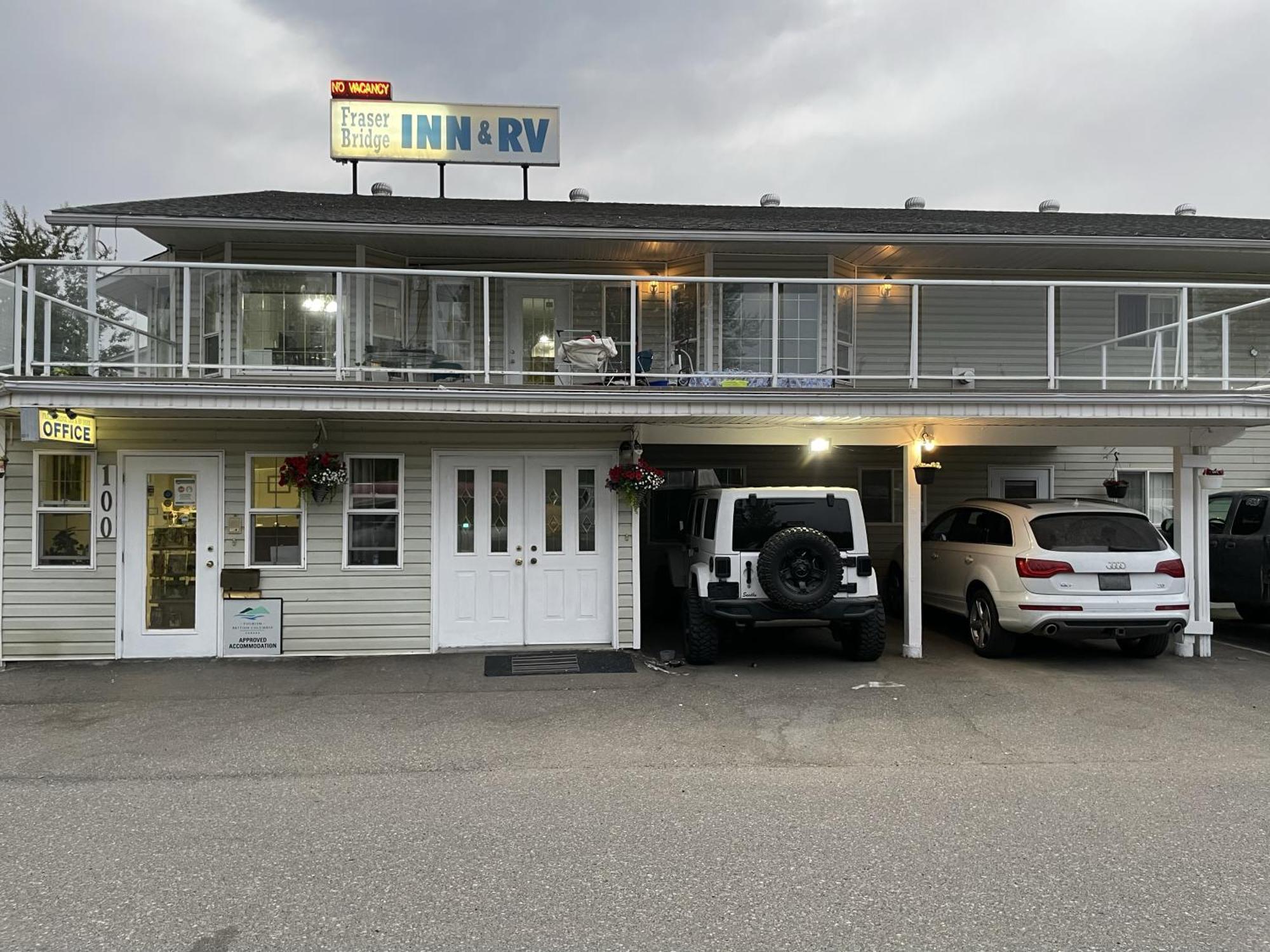 Fraser Bridge Inn Quesnel Kültér fotó
